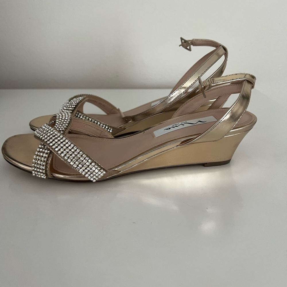 Nina gold low wedge sandals size 7